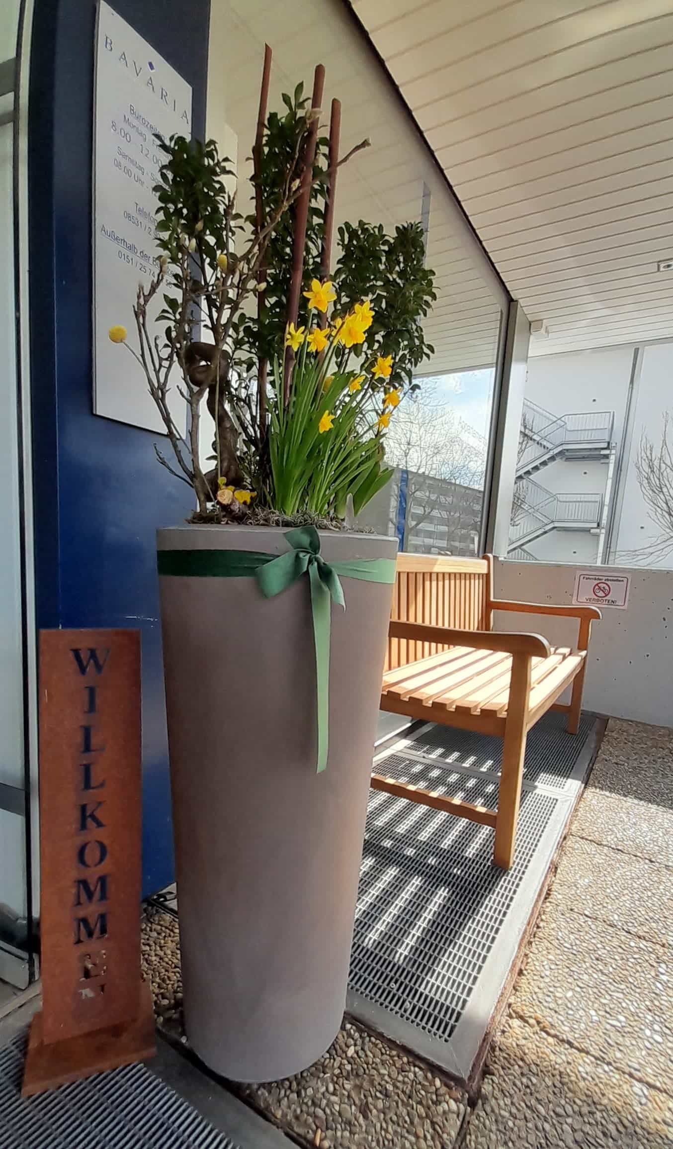 Vase und Bank Eingang